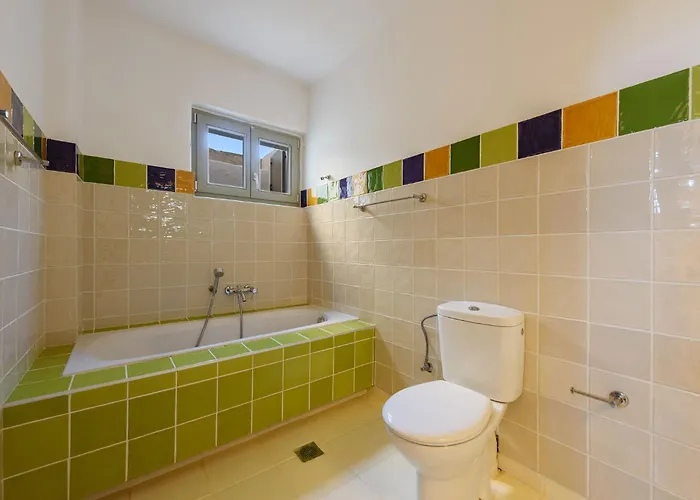 Seaside With Hot Tub, Vineyard, Shared Pool And View Feriehus