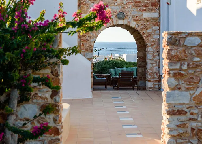 Seaside With Hot Tub, Vineyard, Shared Pool And View Feriehus