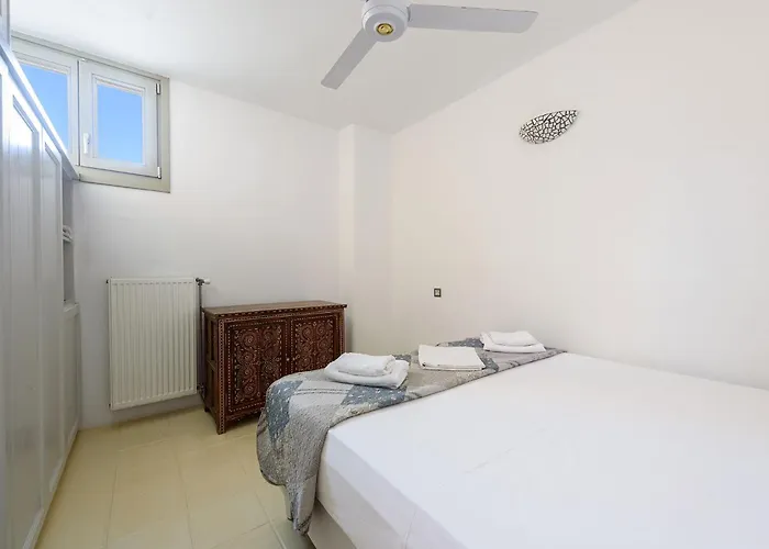 Seaside With Hot Tub, Vineyard, Shared Pool And View Vakantiehuis